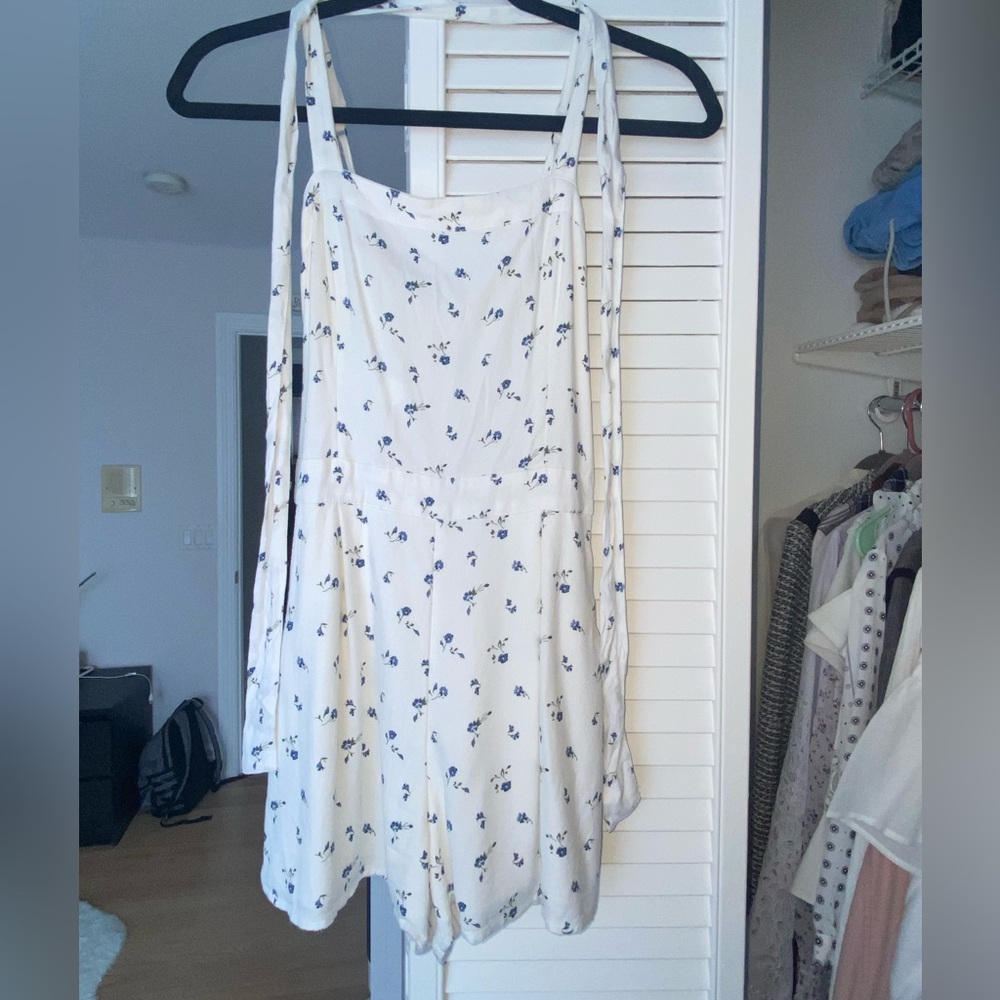 FREE SHIPPING xs floral hollister romper, good condition